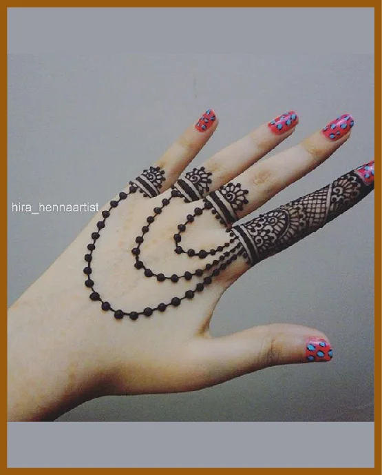 Back Hand Flow Curves In Modern Mehndi Design